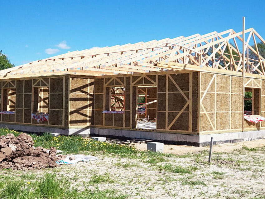 The straw bale house: Sustainable building with natural raw materials