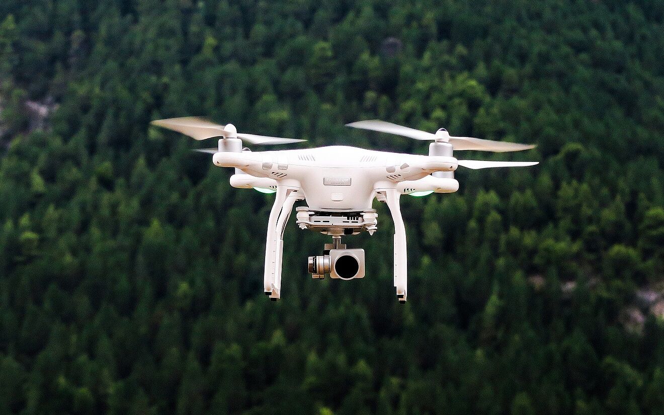 © Pixabay / Pexels, https://pixabay.com/de/luftbild-luft-kamera-tageslicht-1866742/; Drone with camera Drone with camera