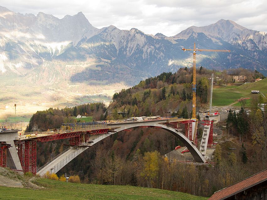 Der Fortschritt des Überbaustands ist im November 2015 zu erkennen.