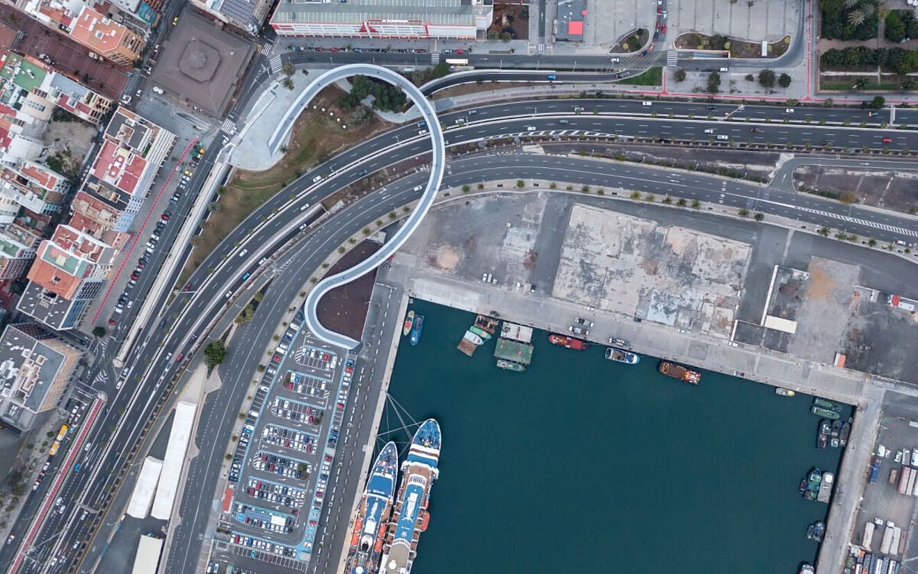 © Iwan Baan Onda Atlántica pedestrian bridge: In a wide arc